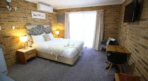 Hawks Nest Motel - Image 2