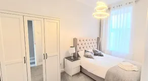 Spacious 3 bed flat near the sea with parking - Image 2