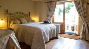 Quavers Rest - quintessential little home & hot tub available ! - Image 2