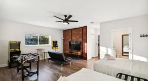Plush sheets, Games!, Huge backyard, Massage Chair - Image 2