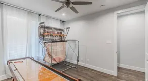 Stunning Townhome Near Uptown - Image 2