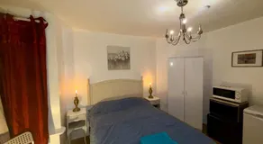 Spacious Double Room with own Sink - Image 2