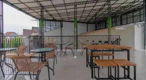 RedDoorz Syariah near Summarecon Mall Bekasi - Image 5