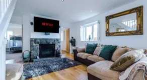 "Woodlands" by Greenstay Serviced Accommodation - Luxury 3 Bed Cottage In North Wales With Stunning Countryside Views & Parking - Close To Glan Clwyd Hospital - The Perfect Choice for Contractors, Business Travellers, Families and Groups - Image 2