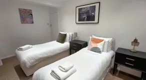 London Apartment with Three Bedrooms and Parking - Image 5