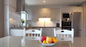 Hillcrest Luxury Apartment - Image 4