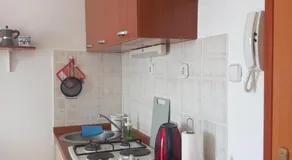 Apartment Red wine - Image 3
