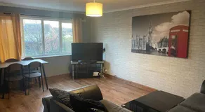 Tipton 2 Bedroomed long Stay Pad van or car free parking - Image 2