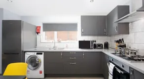 Central Ashford 5 Bedroom Home with en-suites - Image 3