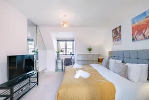 Meyers Close Modern 3 Bedrooms and 2 Bathrooms - Image 2
