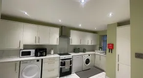 House Sleeps 9 with Garden and Parking - Image 3