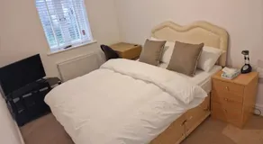 NightRest Homes 6 Bedroom House- Smart TV In each Room - Parking - Wifi -Milton Keynes - Image 2