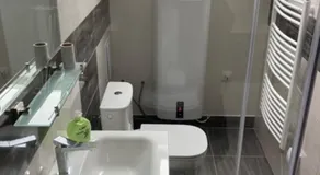 Dvojlôžková izba s vlastnou kúpelňou v priemyselnej zóne - Image 4