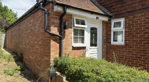 Cosy Apartment with Private Access and Kitchenette in Guildford - Image 5