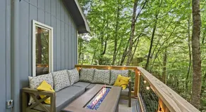 Cozy Mountain Chalet With Hot Tub Outdoor Movie Screen And Fire Place - Image 4