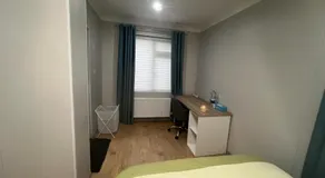 Modern Ensuite Double Bedroom in Dundrum - Image 3