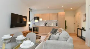 Urban Escape Bright 2BR 2BA in FiDi - Image 2