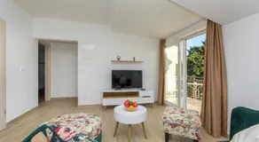 Courtyard seafront house - Image 2
