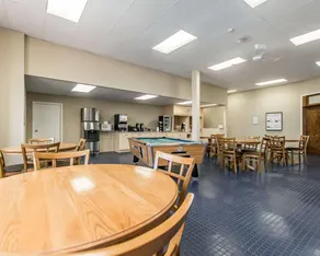 Econo Lodge - Image 4