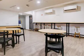 OYO Townhouse 401 Hotel Royal Comfort - Image 3