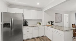 Charleston Comfort and Style, Centrally Located - Image 4