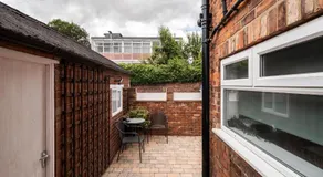 Charming 2 Bedroom House on the Iconic Humberside - Image 5