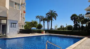 En primera línea de playa con piscina - Image 3