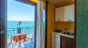 Romantic Apartments mit einer herrlichen Aussicht auf das Meer, auf den Felsen gelegen. - Image 3