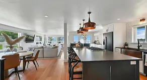 Van Laanen Lake House Scenic Green Bay Escape with Luxury & Bay Views - Image 2