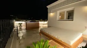 Home Avenue Luxury Townhouse - Image 2
