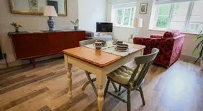 Spacious 1-bed apartment with super king or twin in central Charlbury, Cotswolds - Image 3