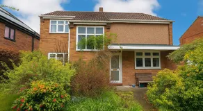 Luxury Hale Barnes, Driveway, Garden, 5 Mins from Airport - Image 4