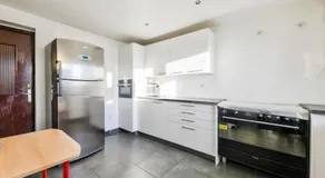 Cosy 5BR house with a lovely terrace - Image 5