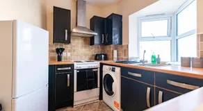 Stylish 2 Bed Flat with Free Parking near Harbour - Image 4