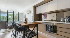 Peaceful 2 bedroom unit with Free parking - Image 3
