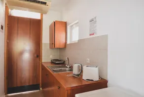 Coliseum Studios & Apartments - Image 2