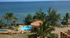 Lux Suites Eden Seafront Apartments - Image 3