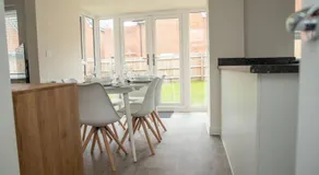 5 Swiftsure - Stunning 4 Bed Home, free parking - Image 4