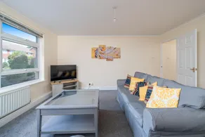 Modern 2BR Apartment w/ Free Parking in Redhill - Image 4