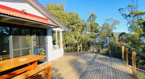Fully fenced, wrap around decks, water on 3 sides - Image 4