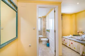 Apartamento apta para familias con piscina | Vistas al agua | En la playa | Admite perro - Image 3