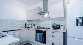 Oxford House by YourStays - Cosy Home in the Suburb of May Bank - Image 5