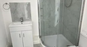 1 bed Roomy Station House Apartments - Free Wifi, Parking & EV - Image 2
