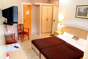 Amigo Plaza Hotel - Image 2