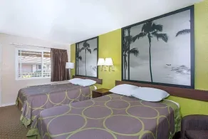 Super 8 by Wyndham Los Angeles/Alhambra - Image 5