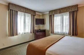 Howard Johnson by Wyndham Reseda Hotel & Suites - Image 5