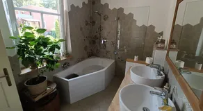 EN Homestay with private top floor, 3 bedrooms, bathroom, kitchenette, host stays downstairs with a cat and 2 small dogs --- CS Soukromé horní patro, 3 ložnice, koupelna, vařič, balkon - Přízemí sdílené s hostitelem, kočkou a 2 malými psy - Image 5