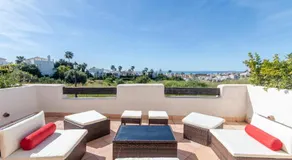 Penthouse entièrement équipé avec piscine, jardin et terrasse | Vue montagne - Image 4