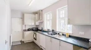 Spacious 3 Bed in Letchworth by ARP HOMES, Ideal for contractors and Long Term Stays, Sleeps 6 - Image 5