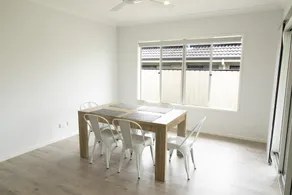 Spacious 4-Bed House in Leafy Plainland - Image 5